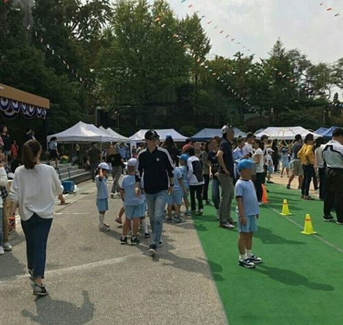 Jiho S Dad Yoo Jaesuk Participated In The Sports Day Of His Son S Elementary School