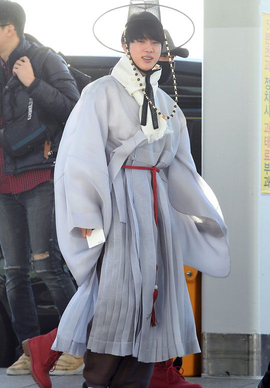 Bts S Jin Shows Up At The Airport Wearing Traditional Hanbok